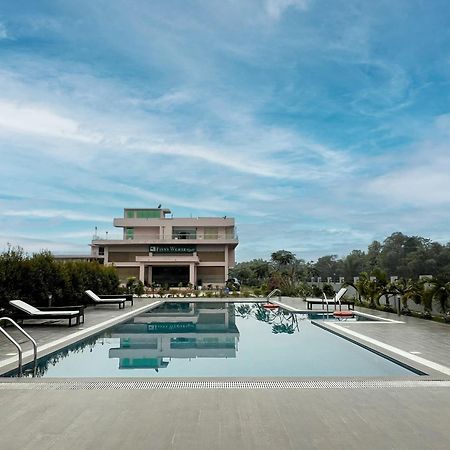 Finn'S Weaver Resort, Kāziranga Екстериор снимка