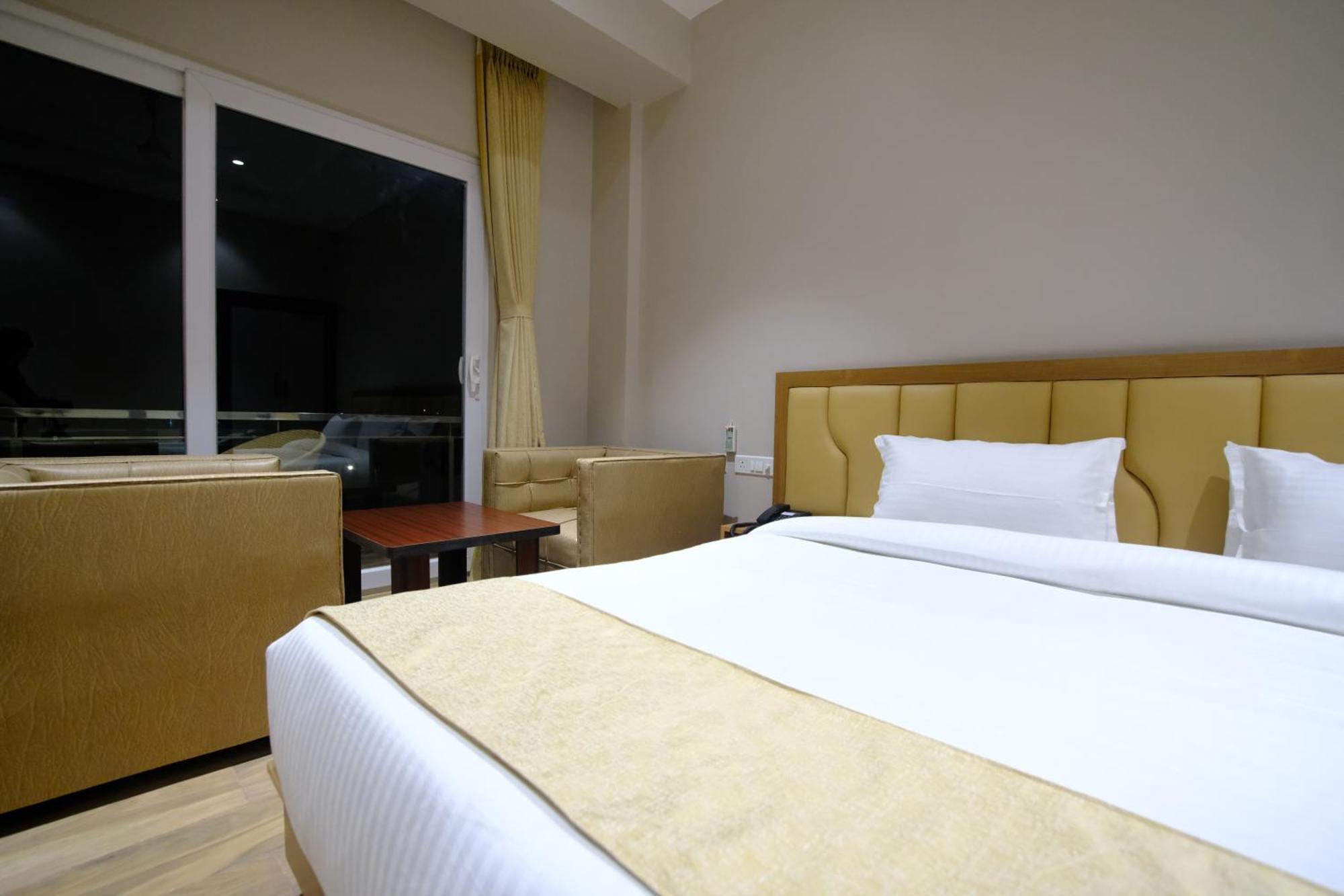 Finn'S Weaver Resort, Kāziranga Екстериор снимка