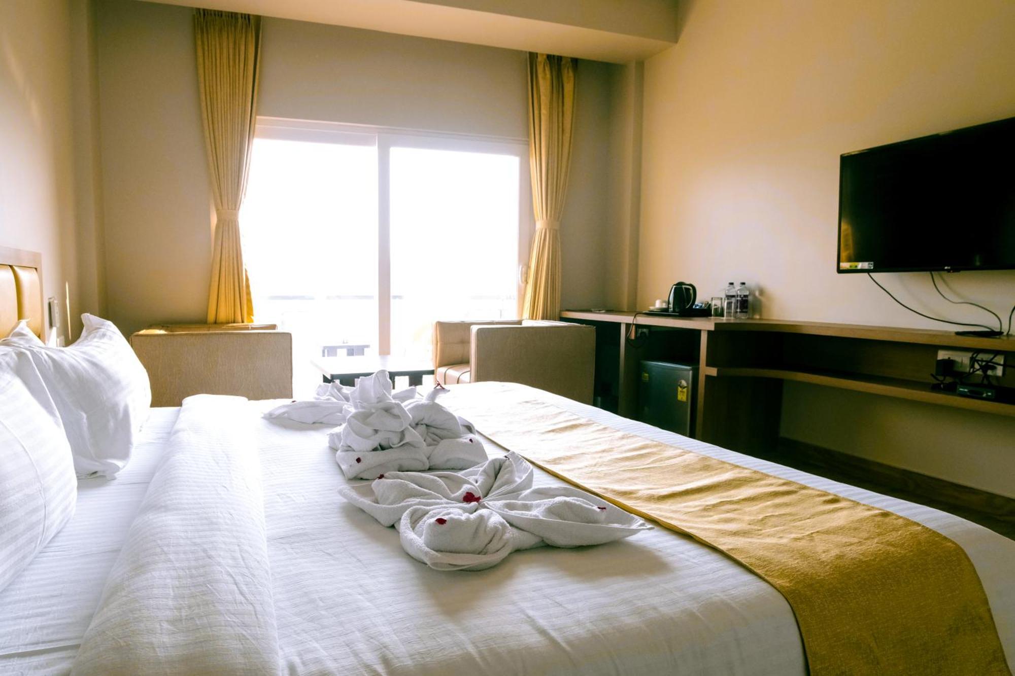 Finn'S Weaver Resort, Kāziranga Екстериор снимка