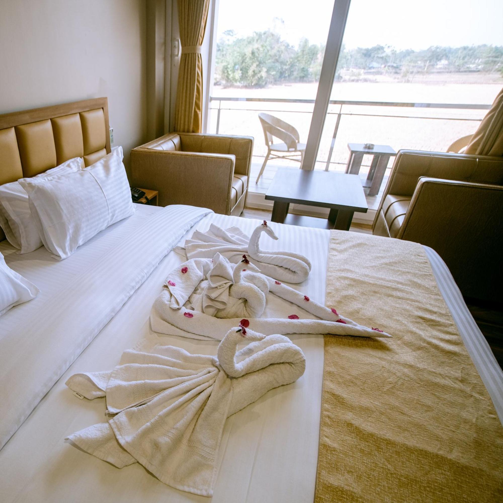 Finn'S Weaver Resort, Kāziranga Екстериор снимка