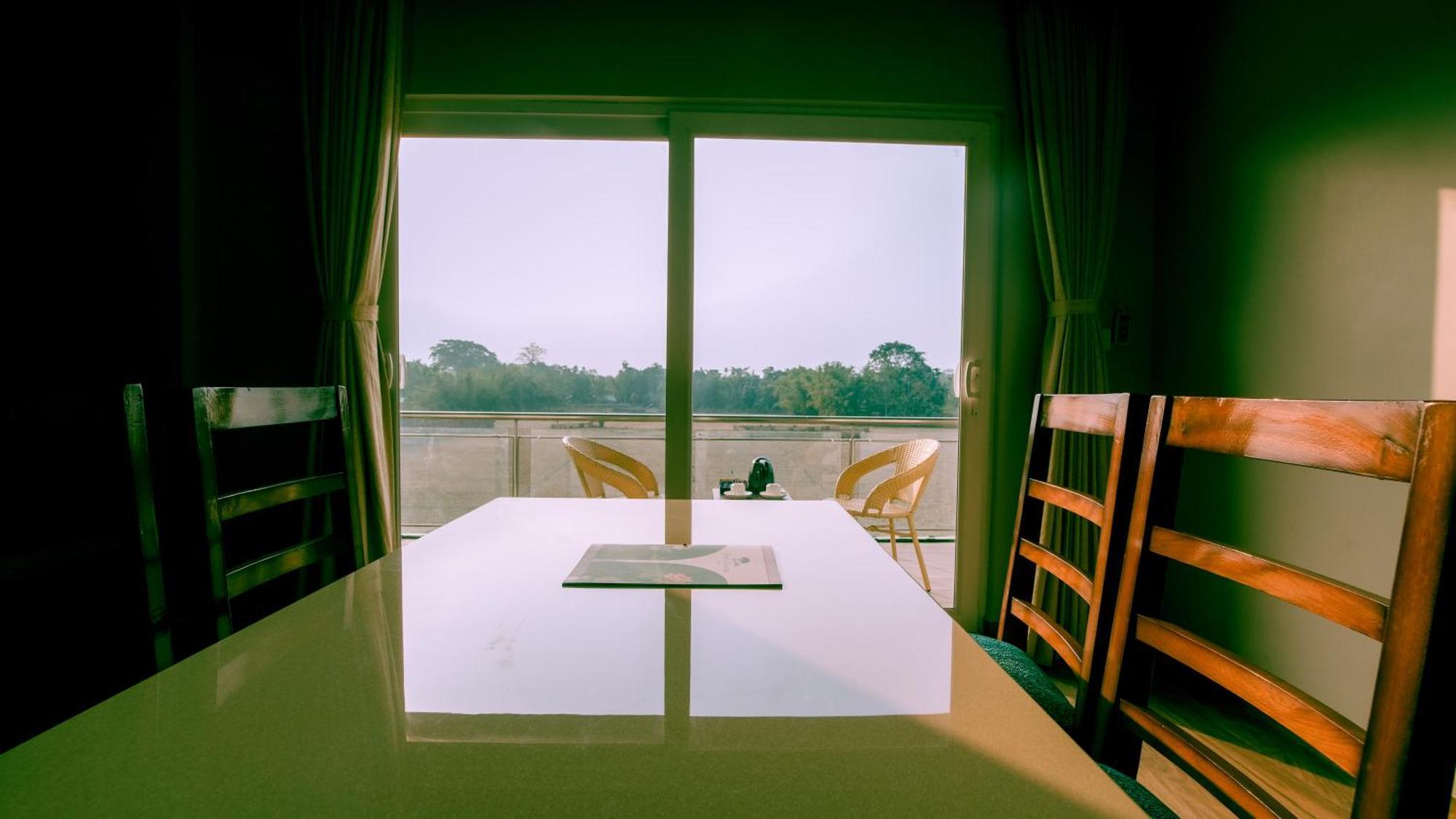 Finn'S Weaver Resort, Kāziranga Екстериор снимка