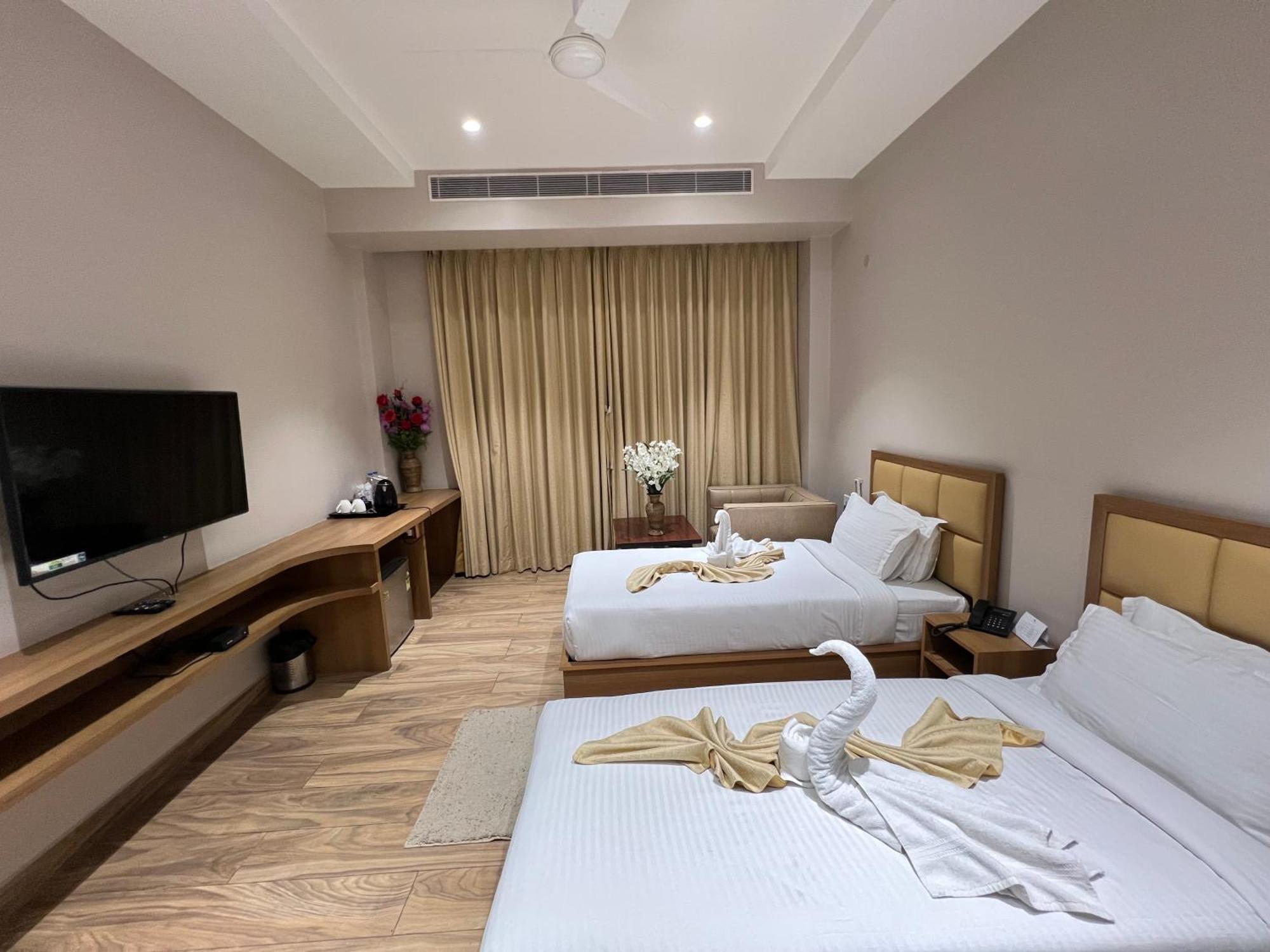 Finn'S Weaver Resort, Kāziranga Екстериор снимка