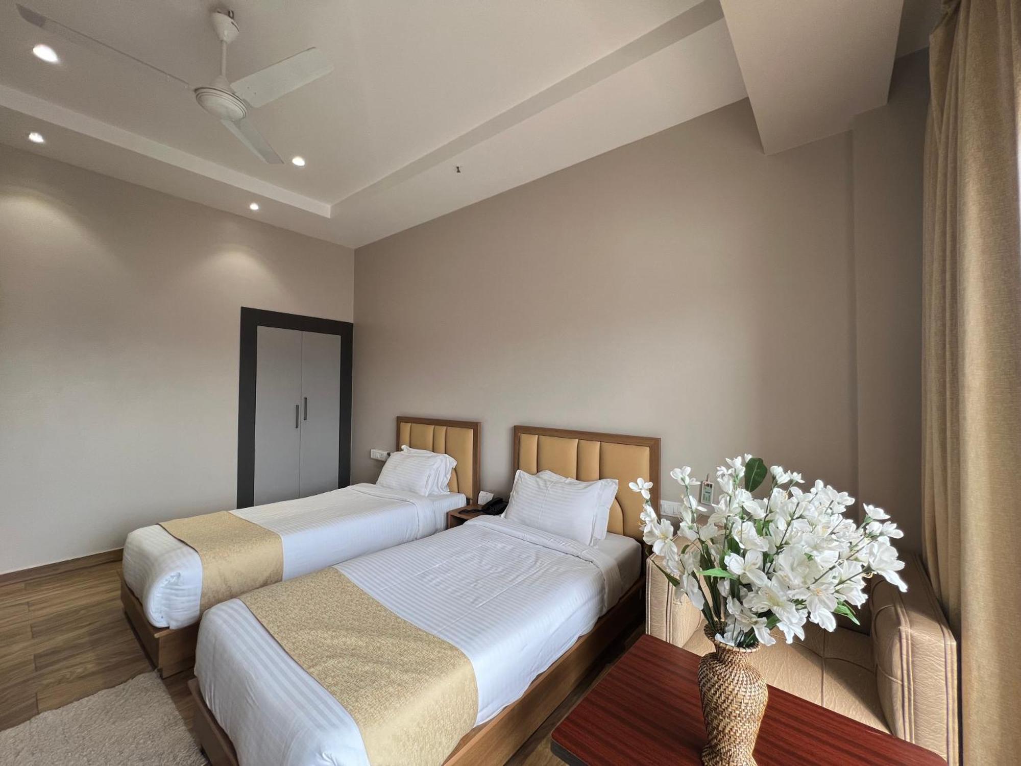 Finn'S Weaver Resort, Kāziranga Екстериор снимка